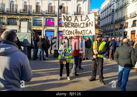 L'Espagne. Feb, 2019 4. Des centaines de chauffeurs de taxi se réunissent à Madrid. Ils ont fait une grève contre les sociétés et Cabify Uber Banque D'Images