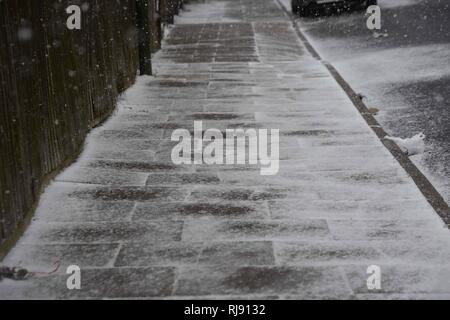 Sur la photo la neige qui tombe sur le Centre Oaklands Recreation Ground Yardley Birmingham météo. Lundi 26 février 2018. Banque D'Images