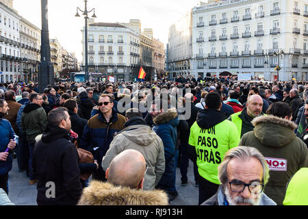 L'Espagne. Feb, 2019 4. Des centaines de chauffeurs de taxi se réunissent à Madrid. Ils ont fait une grève contre les sociétés et Cabify Uber Banque D'Images