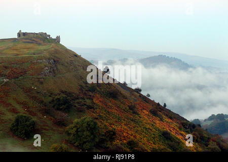 Météo. Une inversion de la formation des nuages sur 13ème siècle Castell Dinas Bran Llangollen ci-dessus comme l'aube de l'avant des hautes températures prévues pour cette période de l'année. Le mercredi 10 octobre 2018. Banque D'Images