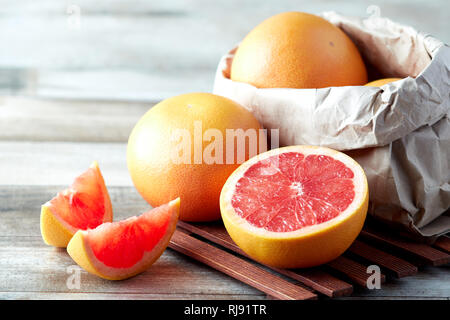 Matières premières fraîches (pamplemousse Citrus x paradisi) sur fond de bois Banque D'Images