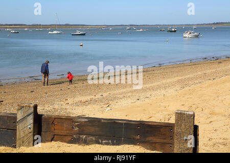 Plage de bawdsey quay à vers felixstowe ferry sur la rivière deben dans suffolk Banque D'Images