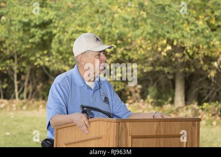 Stephen Garrington, commandant du moyeu d'honneur Vol du Quad Cities, adresse à l'auditoire lors d'une cérémonie à l'honneur Quad Cities Tour à Rock Island Arsenal, l'Iowa, le 3 novembre 2016. Honneur Vol du Quad Cities, un chapitre de l'honneur, réseau de vol est une organisation dédiée à l'honneur des anciens combattants de la Seconde Guerre mondiale, et les guerres de Corée et du Viêt Nam. 16 anciens combattants ont assisté à la tournée, visites de musées à Rock Island Arsenal et le Quad Cities. ( Banque D'Images