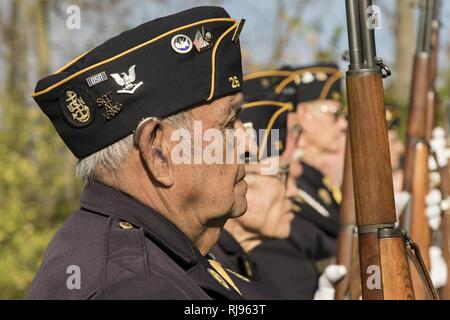 Un peloton de l'American Legion Post 26, basée à Davenport, Iowa, rendre honneurs au cours d'une cérémonie à l'honneur Quad Cities Tour à Rock Island Arsenal, l'Iowa, le 3 novembre 2016. Honneur Vol du Quad Cities, un chapitre de l'honneur, réseau de vol est une organisation dédiée à l'honneur des anciens combattants de la Seconde Guerre mondiale, et les guerres de Corée et du Viêt Nam. 16 anciens combattants ont assisté à la tournée, visites de musées à Rock Island Arsenal et le Quad Cities. ( Banque D'Images