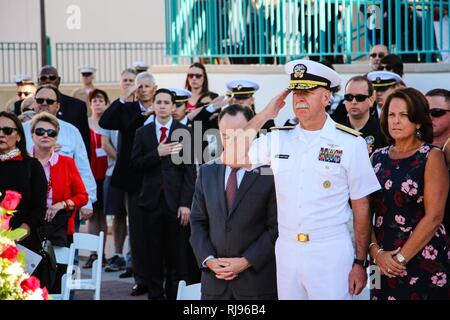 SAN DIEGO (nov. 4, 2016). Scott Swift, commandant de la flotte américaine du Pacifique, salue comme des pre est joué au cours d'une cérémonie de dépôt de gerbes au Monument aux morts sur Aztec Green à San Diego State University. Le monument rend hommage à 239 anciens élèves d'État de San Diego a perdu au service de leur pays pendant la Seconde Guerre mondiale, en Corée, au Vietnam, en Afghanistan et en Iraq. Swift, un ancien de SDSU, est le président honoraire de l'université retour à la fête cette semaine. Banque D'Images