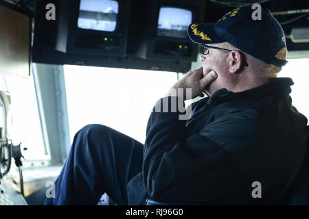 Mer Méditerranée (nov. 2, 2016). Russell Caldwell, commandant de l'USS Ross (DDG 71), montres que Ross se prépare à effectuer une démonstration de tir réel 2 novembre 2016. Ross, une classe Arleigh Burke destroyer lance-missiles, l'avant-déployé à Rota, Espagne, mène des opérations navales dans la sixième flotte américaine zone d'opérations à l'appui de la sécurité nationale des États-Unis en Europe et en Afrique. Banque D'Images