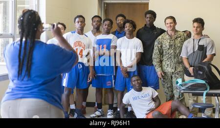 BATON ROUGE, Louisiane (nov. 2, 2016) Maître de 1re classe Evan Doyen, affecté à l'élimination des explosifs et munitions (groupe 2 EODGRU), prend une photo de groupe avec les élèves au cours d'une visite à l'école secondaire Belaire Club Garçons et filles dans le cadre de la Semaine de la Marine de Baton Rouge en 2016. Baton Rouge est l'une des villes d'accueillir la sélection 2016 de la Semaine de la Marine, une semaine consacrée à la sensibilisation par l'US Navy, le service communautaire d'information locale et des expositions. Banque D'Images