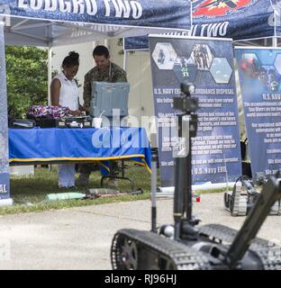 BATON ROUGE, Louisiane (nov. 2, 2016) Maître de 1re classe Evan Doyen, affecté à l'élimination des explosifs et munitions (Groupe) EODGRU 2, explique les commandes du robot NEM Talon à un étudiant au cours d'une visite à l'Université du Sud et A&M College dans le cadre de la Semaine de la Marine de Baton Rouge en 2016. Baton Rouge est l'une des villes d'accueillir la sélection 2016 de la Semaine de la Marine, une semaine consacrée à la sensibilisation par l'US Navy, le service communautaire d'information locale et des expositions. Banque D'Images