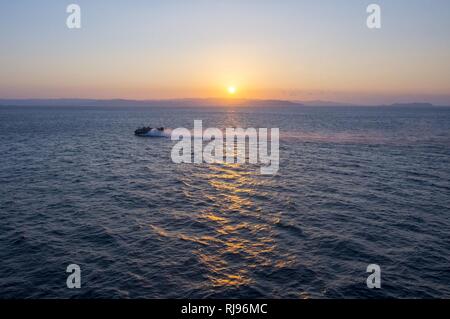 Mer de Chine orientale (nov. 3, 2016) Landing Craft air cushion (LCAC) 8, affecté à la plage de la Marine (NBU) 7, les transits des eaux proches de Sasebo, Japon après le lancement du navire d'assaut amphibie USS Bonhomme Richard (DG 6). Bonhomme Richard et navires amphibies en vertu de l'Escadron amphibie 11 sont à la phase finale d'une patrouille de plusieurs mois dans la région du Pacifique Indo-Asia après le débarquement des Marines de la 31e unité expéditionnaire de Marines. Banque D'Images