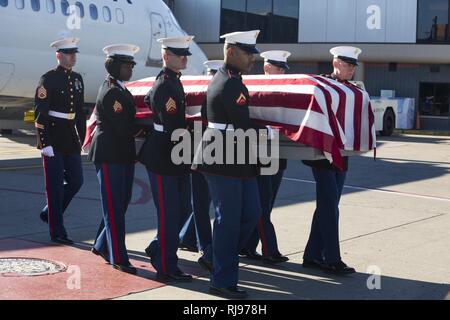 Circuit du Corps des Marines des États-Unis. Nicholas J. Cancilla, La Compagnie B, 1er Bataillon, 2ème Marines, revient à la maison après 73 ans à Pittsburgh, Pennsylvanie, le 5 novembre 2016. Cancilla a été tué au combat (KIA) 20 novembre 1943 sur l'Île Betio, Tarawa Atoll, République de Kiribati au cours de la Seconde Guerre mondiale. Banque D'Images