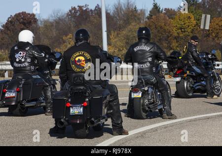 Garde d'escorte Patriot Riders U.S. Marine Corps PFC. Nicholas J. Cancilla, La Compagnie B, 1er Bataillon, 2ème Marines, de Pittsburgh à Altoona, Pennsylvanie, le 5 novembre 2016. Cancilla a été tué au combat (KIA) 20 novembre 1943 sur l'Île Betio, Tarawa Atoll, République de Kiribati au cours de la Seconde Guerre mondiale. Banque D'Images