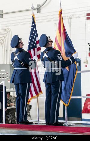 U.S. Air Force Brig. Mgén Andrew J. MacDonald, le nouveau commandant de la 162e escadre adresses aile membres lors d'une cérémonie de passation de commandement à la 162e Escadre de Tucson (Arizona), le 5 novembre 2016. MacDonald a commandé le 148e Escadron de chasse, 162e Escadrille de Soutien aux opérations, et 162e groupe d'opérations avant d'assumer ses fonctions actuelles. Banque D'Images