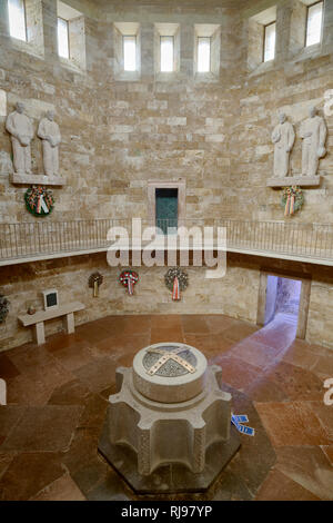 Intérieur de l'Austo-German Charnier à Passo Pordoi, Dolomites, Veneto, Italie. Monument commémoratif, et tombe de WW1 et WW2 soldats Banque D'Images