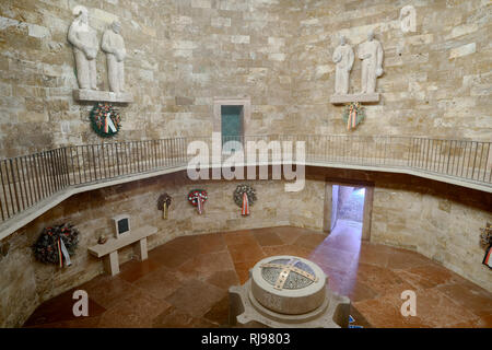 Intérieur de l'Austo-German Charnier à Passo Pordoi, Dolomites, Veneto, Italie. Monument commémoratif, et tombe de WW1 et WW2 soldats Banque D'Images