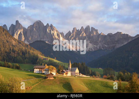 Voir l'automne de Santa Maddalena ou St Magdalena Church, Val di Funes, Dolomites, Tyrol du Sud, Italie Banque D'Images