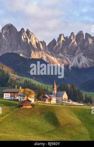 Voir l'automne de Santa Maddalena ou St Magdalena Church, Val di Funes, Dolomites, Tyrol du Sud, Italie Banque D'Images