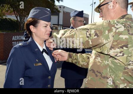 Le général de l'armée américaine Greg Lusk (droite), adjudant général de la Caroline du Nord, le Lieutenant-colonel prix Lisa Kirk (à gauche), commandant de la 145e Groupe de soutien de mission, avec la Médaille du service méritoire au cours d'une formation tenue à la rampe de la Caroline du Nord, de la base de la Garde nationale aérienne de l'Aéroport International de Charlotte Douglas, le 6 novembre 2016. Kirk a reçu le prix pour son service en tant que commandant adjoint lors d'un déploiement à l'aérodrome de Bagram, en Afghanistan. Banque D'Images