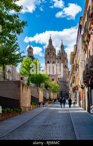 Salamanque, Espagne ; Mai 2018 : Rue Palominos en direction de l'église du Saint Esprit (ClerecÃ-a) Banque D'Images