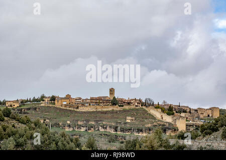 Pedraza, Ségovie, Espagne ; Mars 2018 : vue sur vue panoramique de la Pedraza Village médiéval , un jour d'hiver pluvieux Banque D'Images