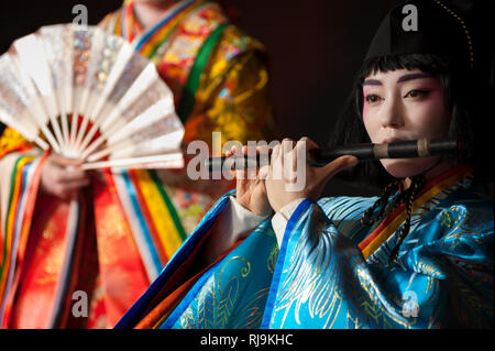 Florence, Italie - 18 novembre 2017 : belle jeune femme japonaise en kimono traditionnel, joue un flûte traversière pendant un spectacle au Festival japonais '20 Banque D'Images
