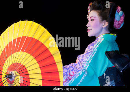 Florence, Italie - 18 novembre 2017 : belle jeune femme japonaise en kimono traditionnel, avec parasol, lors d'un spectacle de danse au Festival japonais '20 Banque D'Images