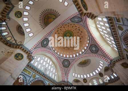 À l'intérieur de l'intérieur de la mosquée Suleymaniye Suleymaniye (Cami). C'est la plus grande mosquée d'Istanbul, Turquie. Par conception de Mimar Sinan Banque D'Images