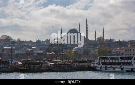 Vue de la mosquée de Soliman de Galata , la mosquée impériale ottomane à Istanbul, Turquie. C'est la plus grande mosquée de la ville Banque D'Images