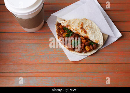 Un pain plat avec meanced la viande, le maïs et les haricots et tasse de café. Vue de dessus Banque D'Images