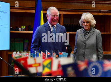 Le Prince de Galles et la duchesse de Cornouailles au cours d'une visite à la Cour Suprême du Royaume-Uni à la place du Parlement, Londres, pour commémorer son 10e anniversaire. Banque D'Images