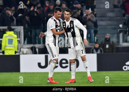 Mario Mandzukic de Juventus célèbre avec Cristiano Ronaldo après avoir marqué un but au cours de la Serie A 2018/2019 match de football entre la Juventus et comme Banque D'Images