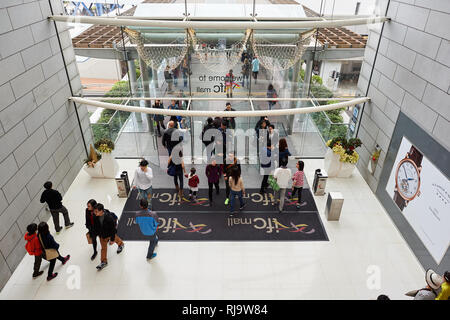 HONG KONG - Décembre 25, 2015 : l'intérieur de l'ifc mall. L'International Finance Centre, marqués comme "ceci" est un système intégré de développement commercial sur le wate Banque D'Images