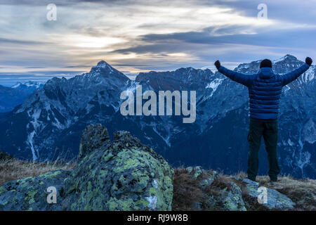 Österreich, Tirol, Stubaier Alpen, Neustift, Wanderer genießt den Sonnenaufgang auf der Villa Boddin Hütte mit Blick auf den 'Hochaltar Tirols", die Banque D'Images