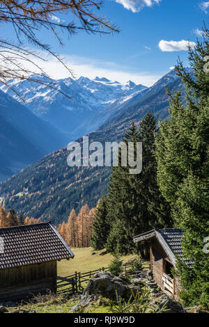 Österreich, Tirol, Stubaier Alpen, Neustift, Herbstlicher Blick in das Stubaital bis zum Stubaier Gletscher Banque D'Images