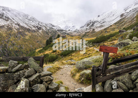 Österreich, Tirol, Stubaier Alpen, Neustift, Blick in das herbstliche Oberbergtal mit der Schaller-Hütte auf der Geländekante Banque D'Images