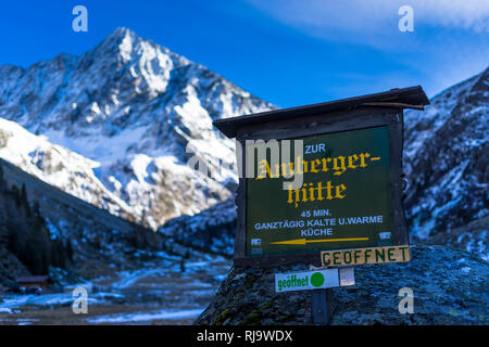 Österreich, Tirol, Stubaier Alpen, Gries im Sulztal Schild, zur Amberger Hütte mit Schrankogel im Hintergrund Banque D'Images