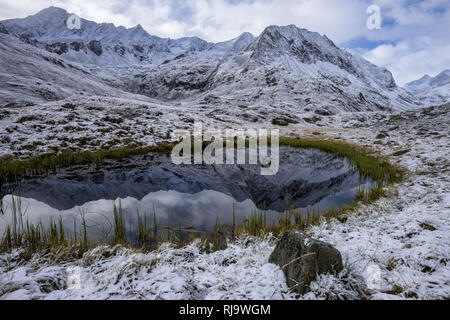 Österreich, Tirol, Stubaier Alpen, Neustift, Oberbergtal Bergsee, in den Bergen Alpeiner der Nahe Schaller-Hütte nach dem Ersten Schnee im Herbst Banque D'Images