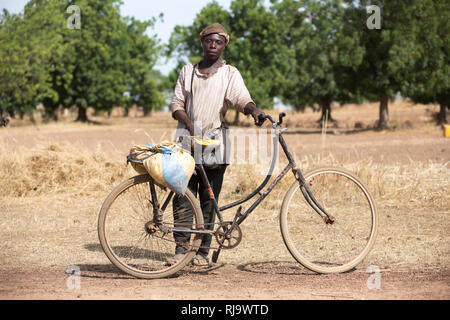 Baribsi village, Yako, Burkina Faso, le 30 novembre 2016 ; un homme médecine locale. Banque D'Images