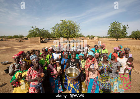 Baribsi village, Yako, Burkina Faso, le 30 novembre 2016 ; les membres de Baribsi femmes du village la production de beurre de karité groupe. Banque D'Images
