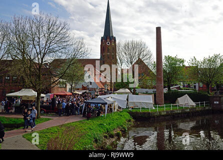 Europa, Deutschland, Niedersachsen, Metropolregion Hambourg, Hansestadt Buxtehude, Steampunk Festival, köstümierte Teilnehmer am Alten Hafen, Banque D'Images