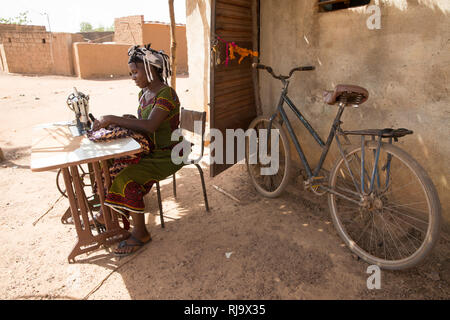 Yarsi village, Yako, 1 décembre 2016; Fabrication de vêtements sur le marché voisin. Banque D'Images