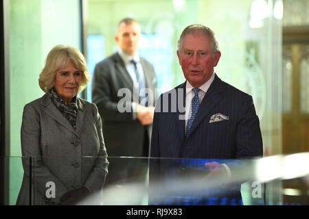 Le Prince de Galles et la duchesse de Cornouailles au cours d'une visite à la Cour Suprême du Royaume-Uni à la place du Parlement, Londres, pour commémorer son 10e anniversaire. Banque D'Images