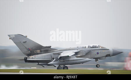 La dernière des trois RAF Tornado GR4, piloté par le commandant de l'Escadron IX Wing Commander James Heeps, atterrit à RAF Marham à Norfolk ayant terminé au Moyen-Orient pour la dernière fois avant le départ de l'avion. Banque D'Images