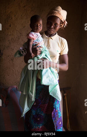 Yarsi village, Yako, 1 décembre 2016; Leontine Ouedraogo, membre du Village Tree Enterprise Shea Group avec son bébé de 5 mois Saminatou Dem. Banque D'Images