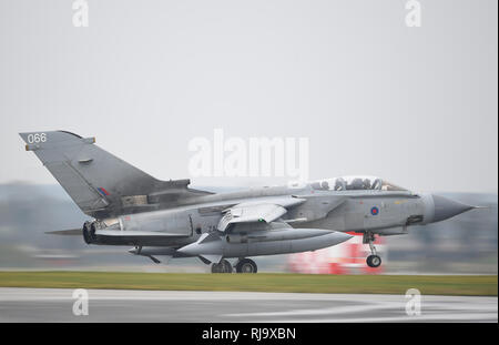 La dernière des trois RAF Tornado GR4, piloté par le commandant de l'Escadron IX Wing Commander James Heeps, atterrit à RAF Marham à Norfolk ayant terminé au Moyen-Orient pour la dernière fois avant le départ de l'avion. Banque D'Images