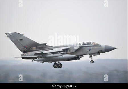 La dernière des trois RAF Tornado GR4, piloté par le commandant de l'Escadron IX Wing Commander James Heeps, arrive sur terre à RAF Marham à Norfolk ayant terminé au Moyen-Orient pour la dernière fois avant le départ de l'avion. Banque D'Images