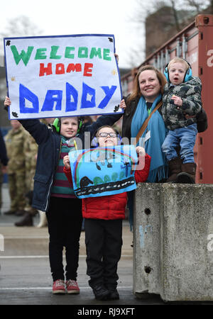 Samantha Heeps et son fils William, Henry et George regarder comme leur mari et père Commandant Commandant de l'Escadre Escadron IX James Heeps le dernier pilotes RAF Tornado Gr4 retour à l'accueil base située à RAF Marham à Norfolk, après avoir réalisé les opérations dans le Moyen-Orient pour la dernière fois avant le départ de l'avion. Banque D'Images