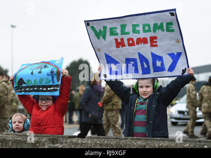 George, Henry et William regarder comme leur père Commandant Commandant de l'Escadre Escadron IX James Heeps le dernier pilotes RAF Tornado Gr4 retour à l'accueil base située à RAF Marham à Norfolk, après avoir réalisé les opérations dans le Moyen-Orient pour la dernière fois avant le départ de l'avion. Banque D'Images