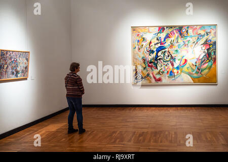 Moscou, Russie - le 18 janvier 2019 : femme vues peintures dans chambre à l'exposition principale de la nouvelle galerie Tretiakov La galerie d'Art Moderne sur Krymsky Val. Ce musée Banque D'Images
