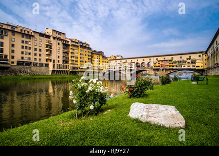 Vue sur le pont Ponte Vecchio sur l'Arno Banque D'Images