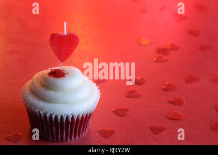 Coeur dans le petit gâteau de l'amour résumé defocused valentines day fond rouge Banque D'Images